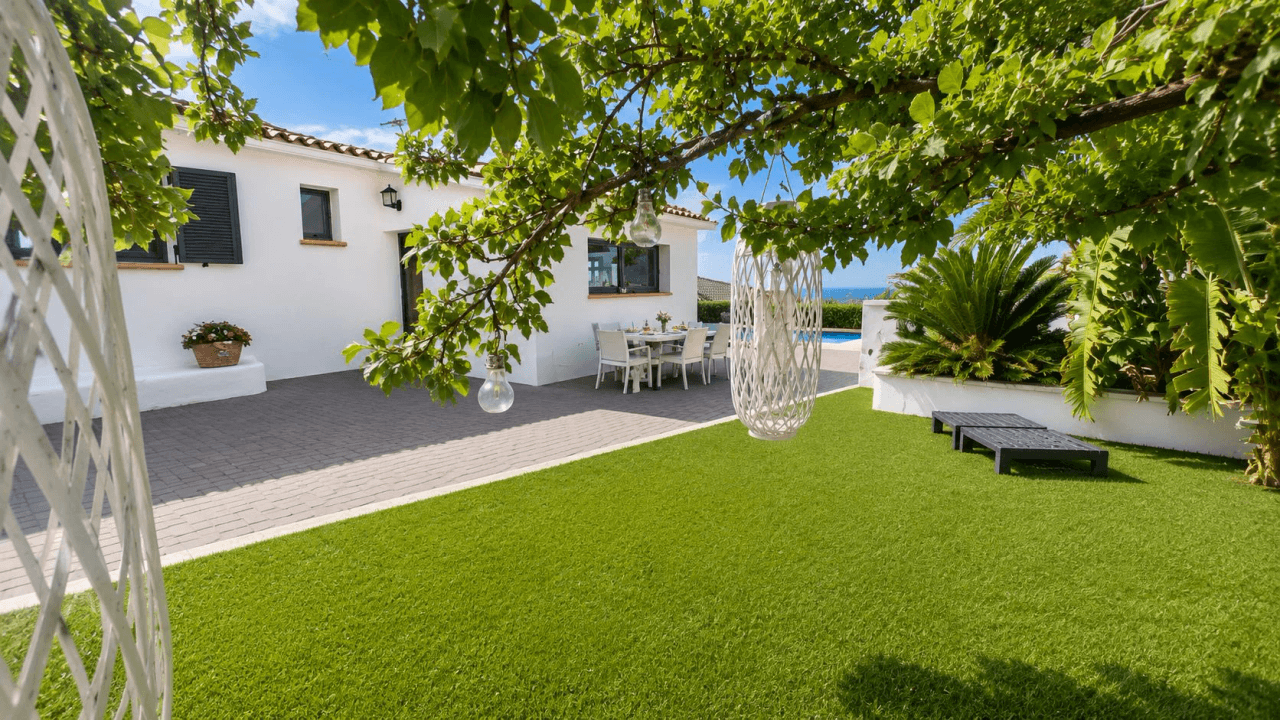 Moderne Villa im Ibiza-Stil mit unverbaubarem Meerblick – Ein Zuhause für höchste Ansprüche