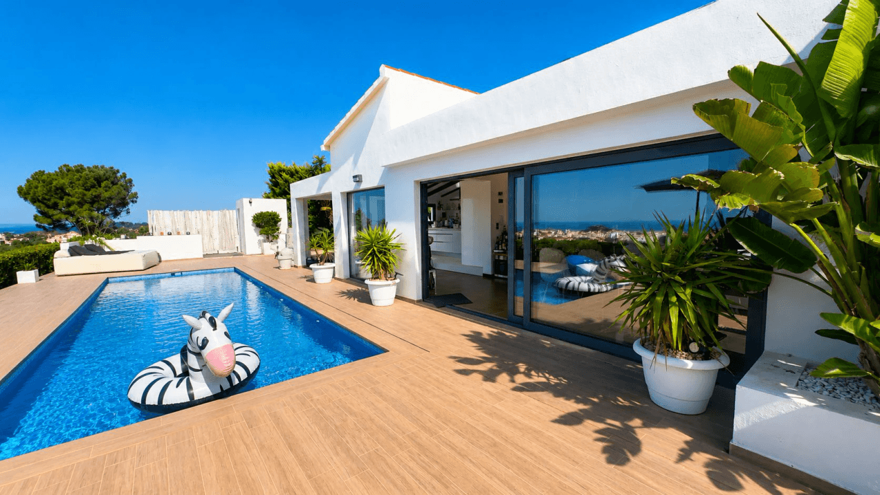 Moderne Villa im Ibiza-Stil mit unverbaubarem Meerblick – Ein Zuhause für höchste Ansprüche