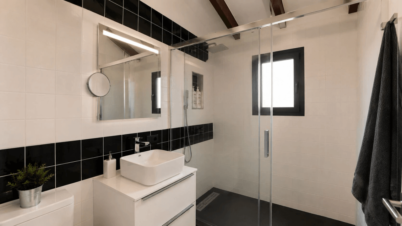 Moderne Villa im Ibiza-Stil mit unverbaubarem Meerblick – Ein Zuhause für höchste Ansprüche