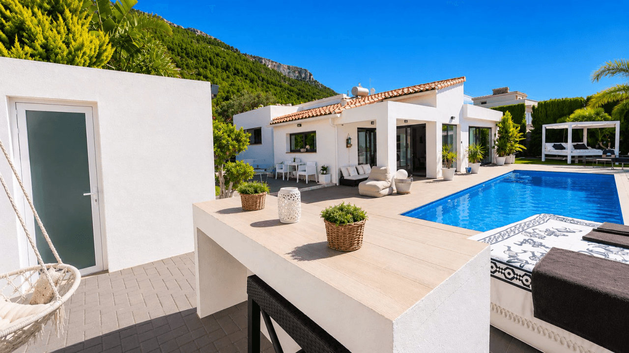 Moderne Villa im Ibiza-Stil mit unverbaubarem Meerblick – Ein Zuhause für höchste Ansprüche