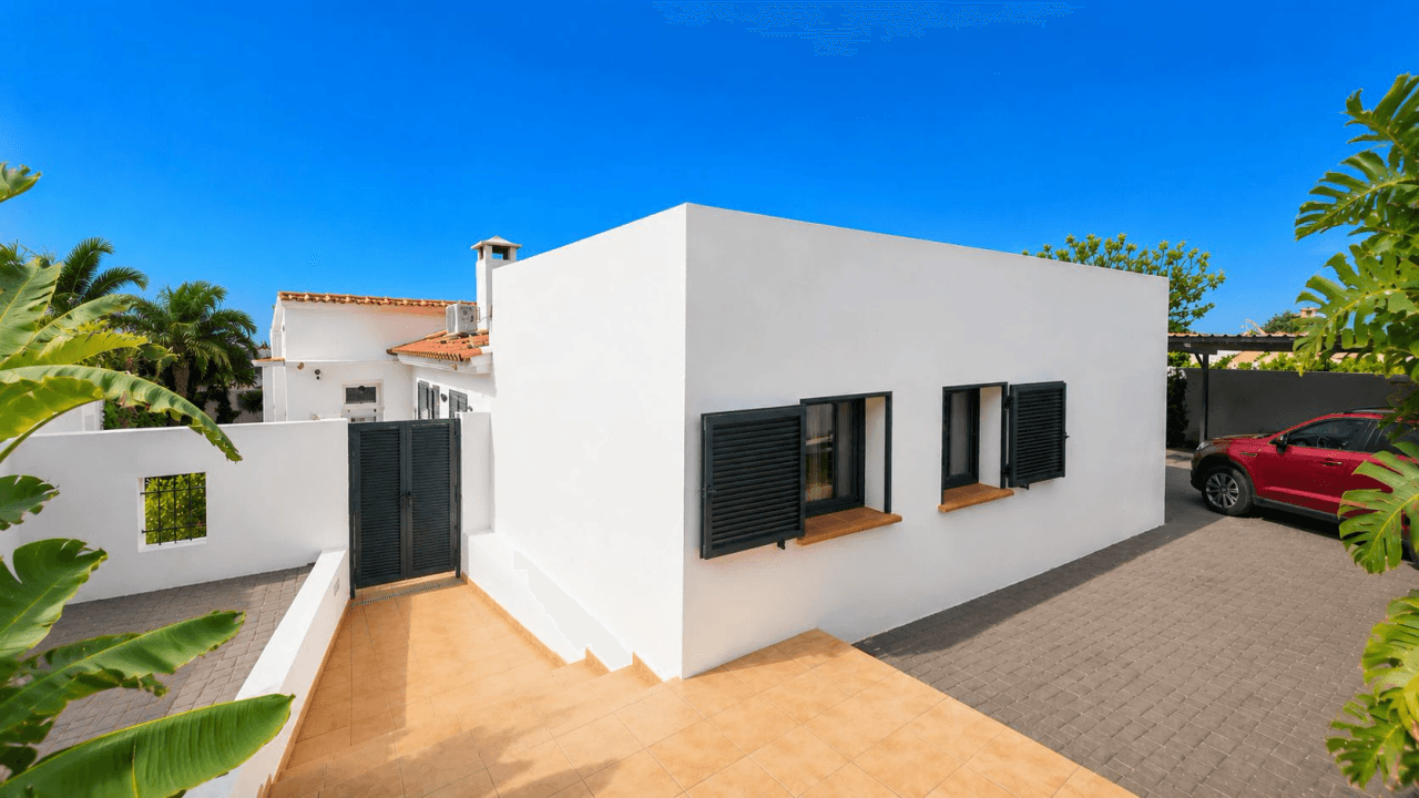 Moderne Villa im Ibiza-Stil mit unverbaubarem Meerblick – Ein Zuhause für höchste Ansprüche
