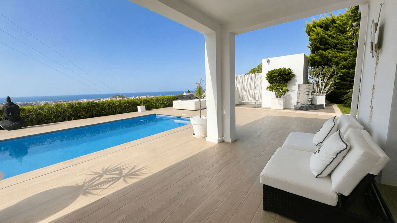 Moderne Villa im Ibiza-Stil mit unverbaubarem Meerblick – Ein Zuhause für höchste Ansprüche