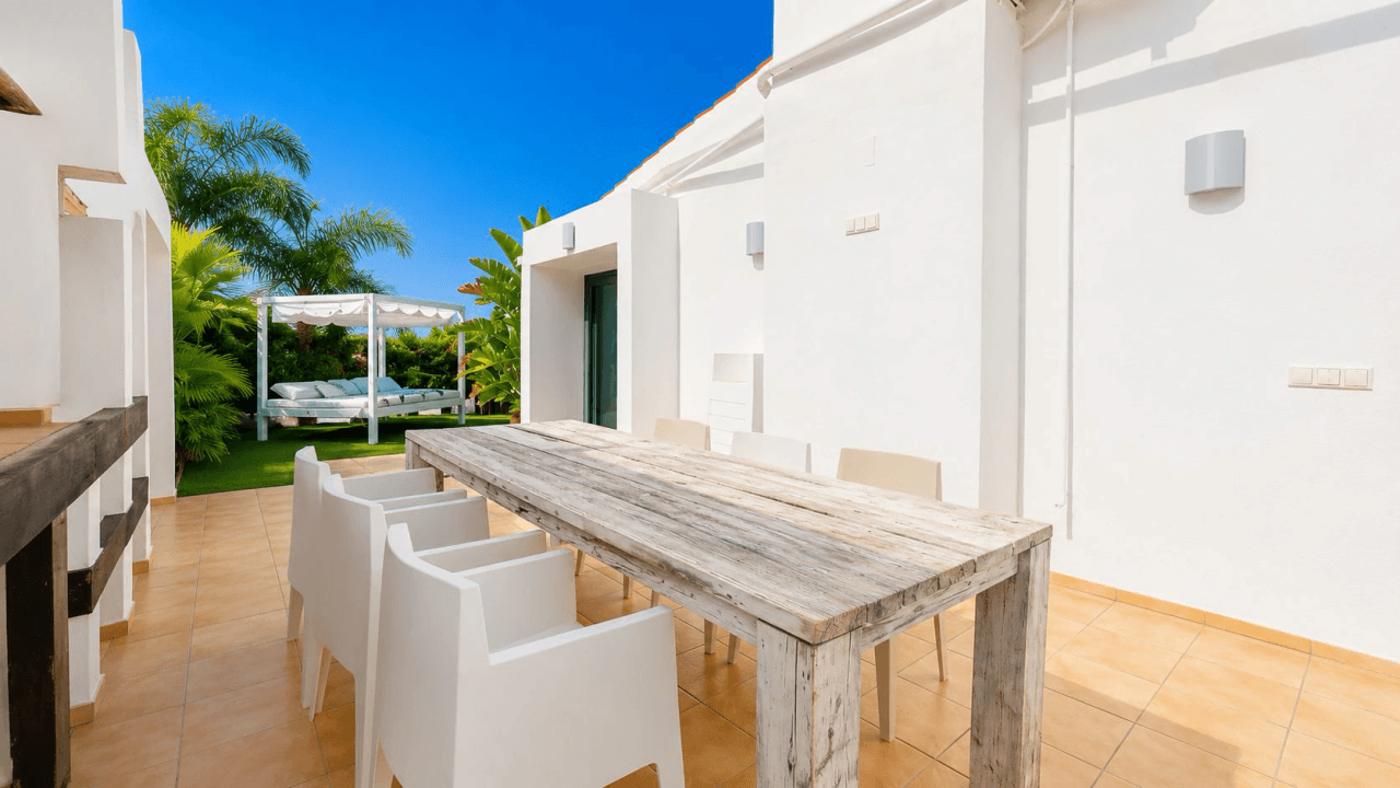 Moderne Villa im Ibiza-Stil mit unverbaubarem Meerblick – Ein Zuhause für höchste Ansprüche