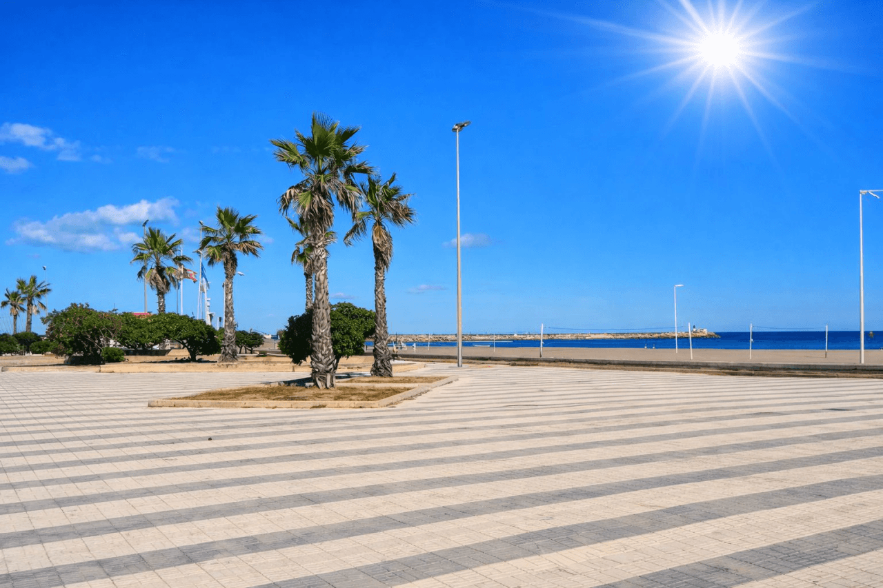 Strandnahe Wohnung mit zwei Sonnenterrassen und Garage in Oliva Playa