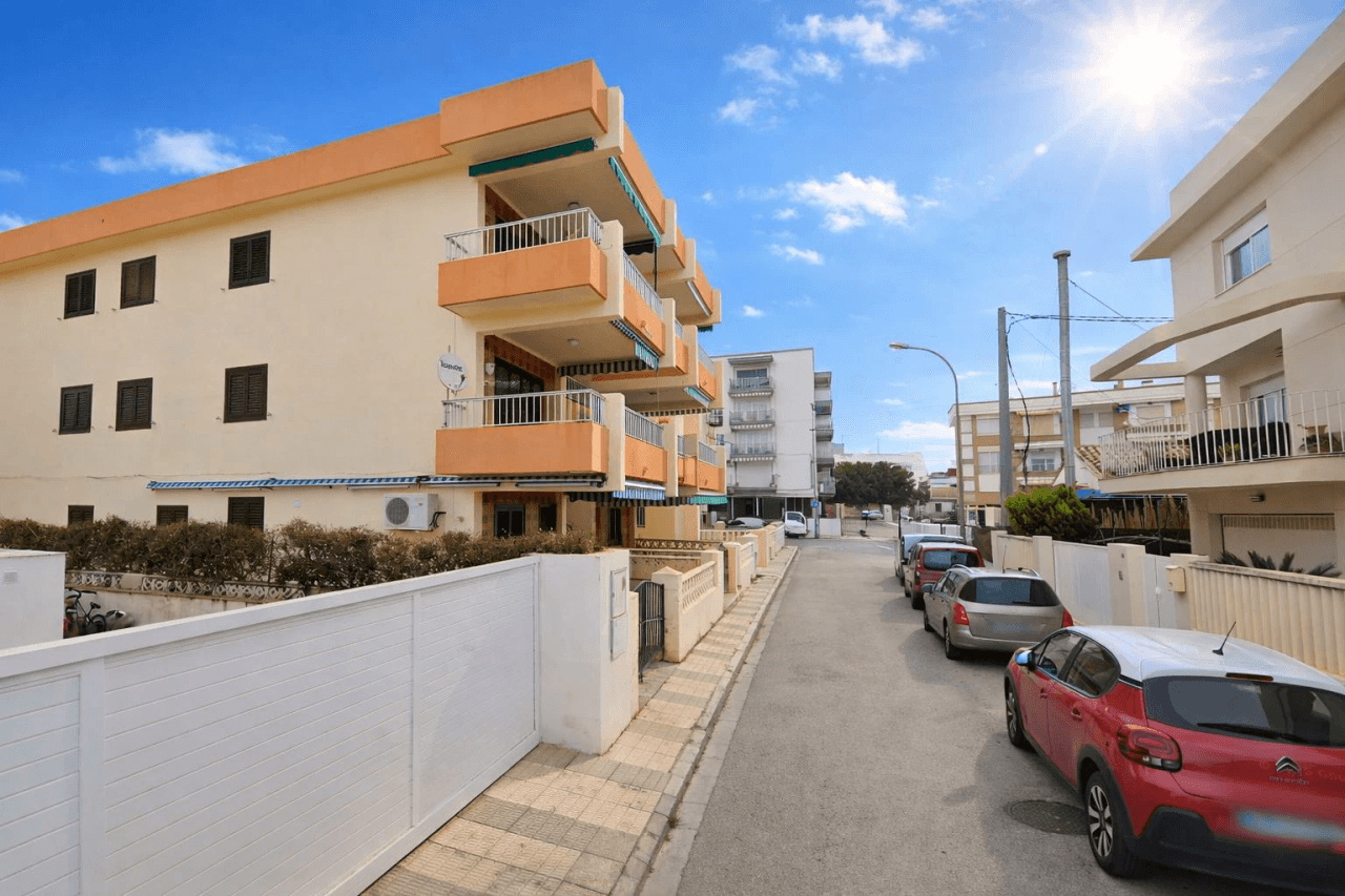 Strandnahe Wohnung mit zwei Sonnenterrassen und Garage in Oliva Playa